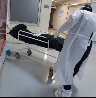 Fallecido por COVID siendo trasladado dentro de una bolsa mortuoria en el Hospital Nacional de Itauguá.