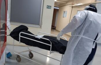 Fallecido por COVID siendo trasladado dentro de una bolsa mortuoria en el Hospital Nacional de Itauguá.