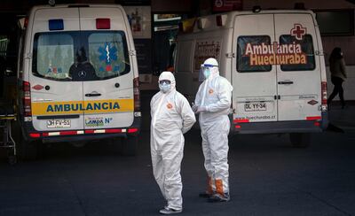 Personal sanitario aguardan frente a un centro asistencial en Santiago, capital. Chile actualizó datos del covid-19 y anunció que superó el umbral de 2.000 fallecidos.