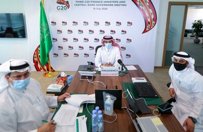 El ministro de Finanzas saudí Mohammed Al-Jadaan (c) presidiendo una reunión virtual de ministros de finanzas y gobernadores de bancos centrales de las naciones del G20.