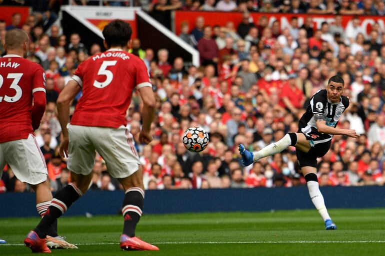 Miguel Almirón (d) en el partido contra el Manchester United en el regreso de Cristiano Ronaldo.