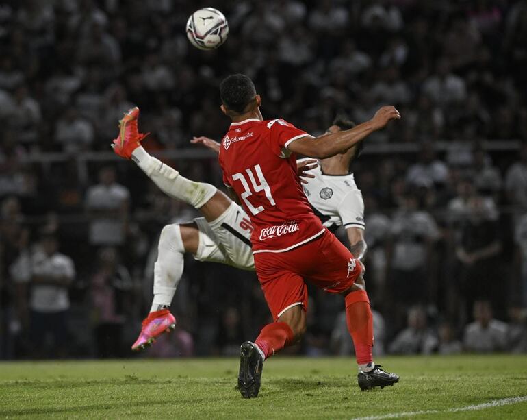 Guillermo Paiva marcó un golazo en la victoria de Olimpia sobre General Caballero JLM.