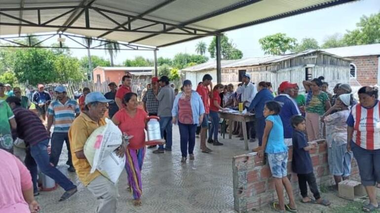 La precandidata Silvana Fretes, ex esposa del gobernador, participa de la entrega de los insumos del MAG a los pobladores Maskoy.