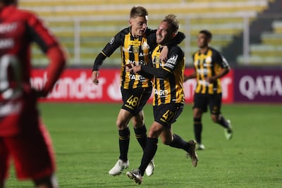 Juan Bautista Cascini (d) de The Strongest celebra un gol hoy, en un partido de la Copa Libertadores entre The Strongest y Athletico Paranaense en el estadio Hernando Siles en La Paz (Bolivia).