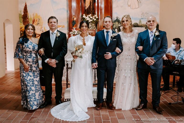 Los novios fueron apadrinados por Cielito Rosmary Samudio de Alonso y Francisco Daniel Alonso Espínola; Maite Casabianca Boettner y Walter Paats Coronil.