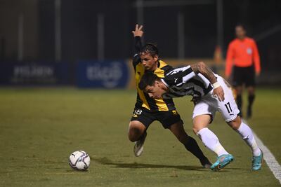 Ariel Benítez intenta frenar la salida de Matías Espinoza, durante el duelo desarrollado anoche en Dos Bocas.