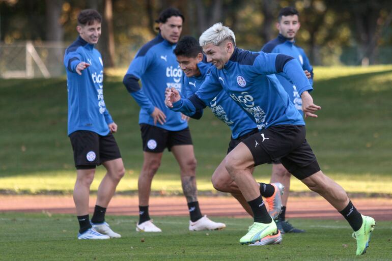 Lorenzo Melgarejo (i) y Julio Enciso (d), durante el entrenamiento de la Selección Paraguaya.