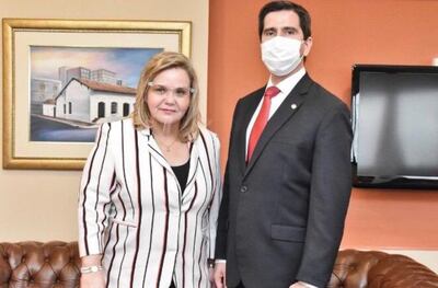 La senadora Lilian Samaniego y el canciller Federico González.