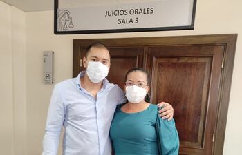 El intendente Miguel Prieto Vallejos y su abogada Gilda María Portillo Vera al retirarse de la sala de juicios orales.
