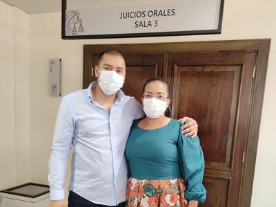 El intendente Miguel Prieto Vallejos y su abogada Gilda María Portillo Vera al retirarse de la sala de juicios orales.