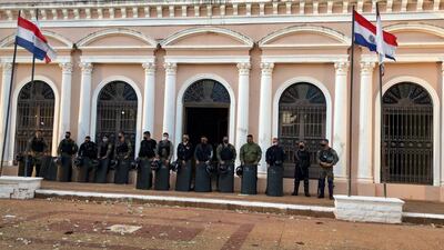 Policías Antidisturbios, frente a la sede de la Municipalidad de Concepción.