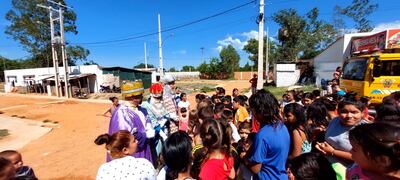 Bomberos voluntarios entregan regalos a niños de escasos recursos.