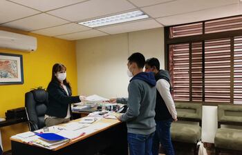 La viceministra de Educación, Alcira Sosa, recibió de manos de representantes de Unepy las denuncias por sobrecarga de tareas.