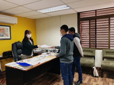 La viceministra de Educación, Alcira Sosa, recibió de manos de representantes de Unepy las denuncias por sobrecarga de tareas.