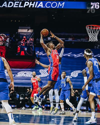 Dwight Howard, de los Sixers, durante el último juego.