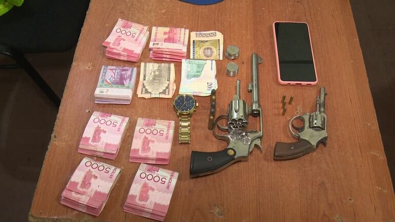 Dos armas fueron incautadas de los asaltantes y también se recuperó todo lo robado.