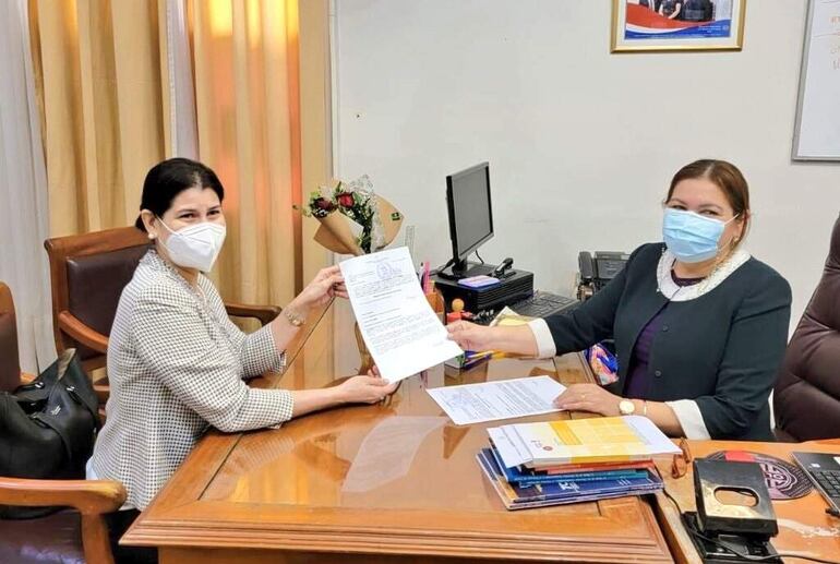 Dra. Laura Alejandra Villalba Benítez, se postuló para uno de los cargos en el TSJE.