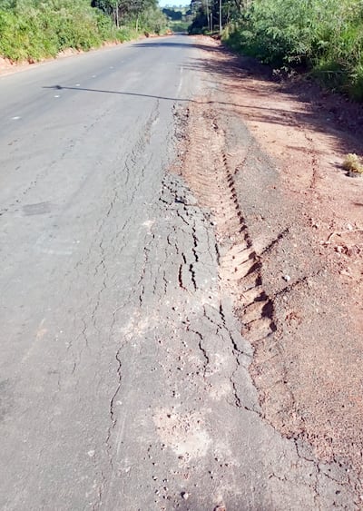 Esta es la situación de la nueva carretera en varios tramos. Tiene solo 7,5 km, pero a casi dos años de iniciarse no la pueden culminar.