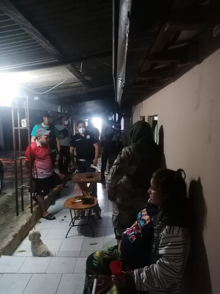 Tres personas fueron detenidas esta madrugada durante tres allanamientos en simultáneos realizados en Ñemby, Asunción y Mariano R. Alonso.