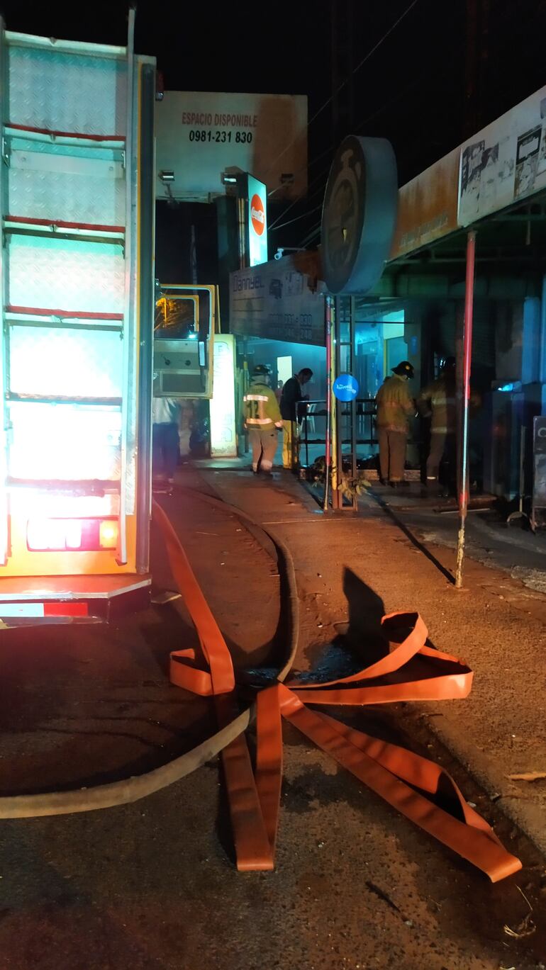 Bomberos llegaron al sitio para intervenir.