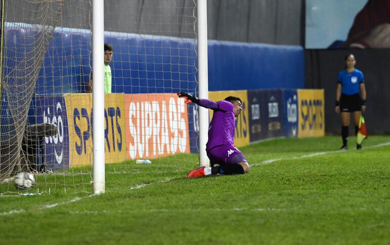 Gustavo Arévalos, arquero de General Caballero JLM, nada pudo hacer para evitar la caída de su arco tras la gran definición de Juan Danilo Santacruz, quien le dio la victoria a Nacional.
