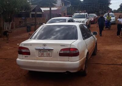 El automóvil abandonado por los malvivientes en un camino vecinal.