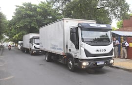 Camiones del IPS llegan con documentos hasta la sede del poder Judicial.