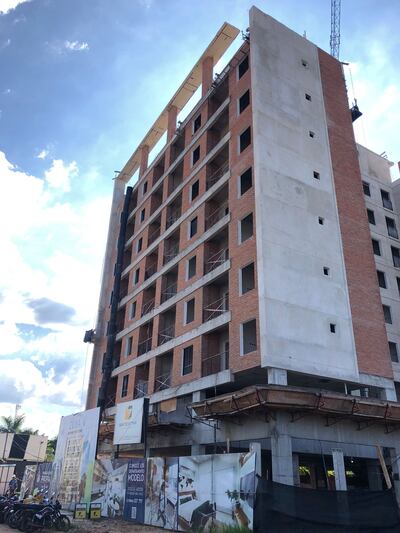 Edificio en el que la ESSAP encontró una conexión clandestina y multó a la empresa inmobiliaria ZUBA por G 380 millones.
