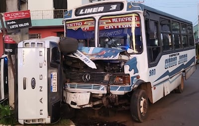 La camioneta y el bus que protagonizaron el accidente.