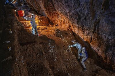 Fotografía de la Revista Nature que muestra a expertos investigando la cueva del Chiquihuite en el estado de Zacatecas (México).