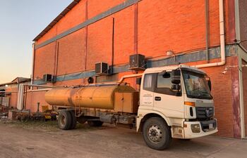 La municipalidad de Loma Plata comenzó a acarrear agua en camiones cisternas a las comunidades donde falta el vital liquido.