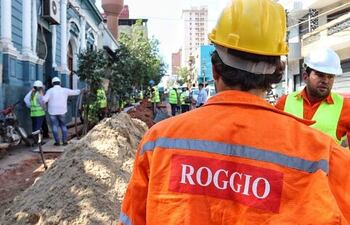 Avanza la construcción de la línea subterránea de alimentación para las oficinas de Gobierno.