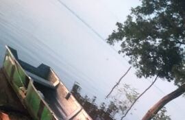 El bote del pescador quedó totalmente dañado luego de que supuestamente la embarcación de la Prefectura Argentina lo atropellara en el río Paraná.