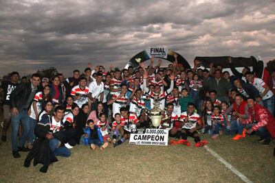 Jugadores, dirigentes y simpatizantes celebran con el trofeo conquistado por primera vez en la Liga de Liberación