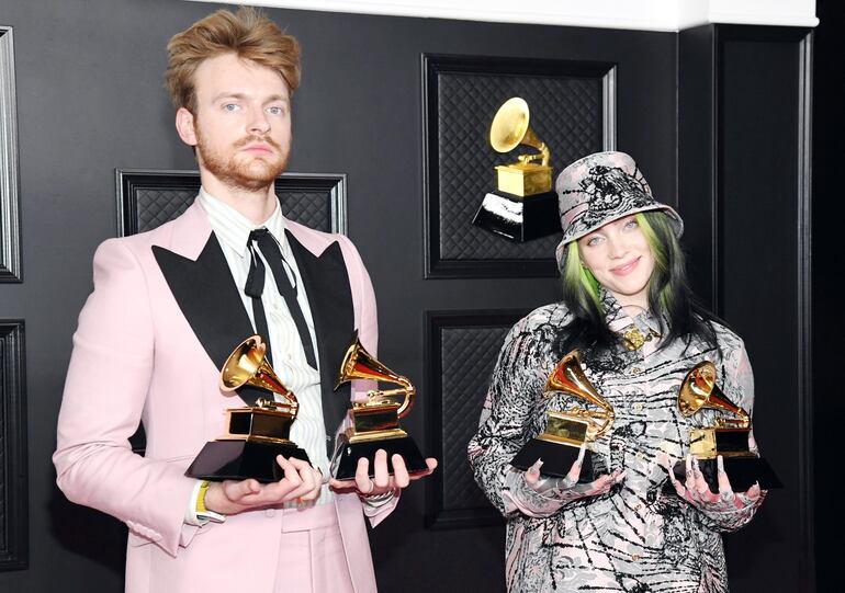 La cantante Billie Eilish y su hermano, el productor musical FINNEAS, con los Grammy obtenidos durante la pasada gala de los premios, celebrados el 14 de marzo. (Foto: Facebook).