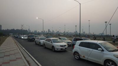 Extensa sigue siendo la fila de personas que esperan por la segunda dosis de la vacuna antiCOVID en la Costanera de Asunción, hoy.