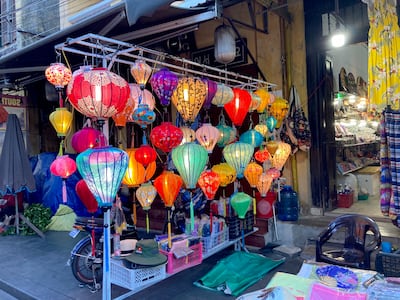 Los farolillos se venden en gran diversidad de colores y formas en la ciudad vieja de Hoi An.