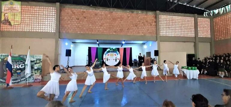 El programa de festejos incluyó espectáculos artísticos presentados por estudiantes del Colegio Subvencionado San Roque González.