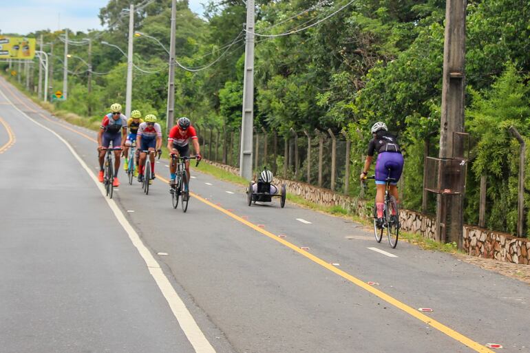 Iván entrena junto a la ciclista Angela Bogado quien acompaña sus recorridos en ruta.