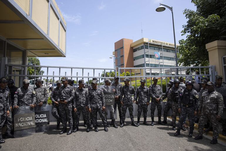 Agentes de la Policía Nacional vigilan el ministerio de Medio Ambiente tras un tiroteo, en Santo Domingo (R.Dominicana).