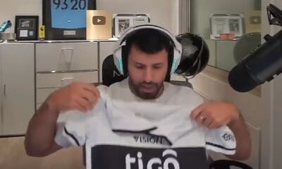 Sergio Agüero, enseñando la camiseta de Olimpia.