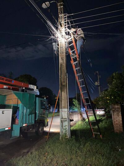 Técnicos de la ANDE realizando trabajos de mejoramiento en el sistema eléctrico.