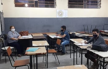 Alumnos del colegio Comercio N 2°, turno noche, desarrollando clases presenciales esta semana, luego de ocho meses.