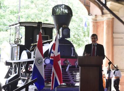 El ministro británico y  Subsecretario de Estado del Parlamento para las Américas y el Caribe, David Rutley, durante una conferencia en el Ferrocarril, patrimonio histórico, en Asunción.
