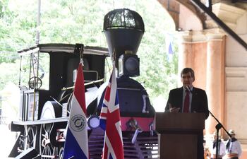 El ministro británico y Subsecretario de Estado del Parlamento para las Américas y el Caribe, David Rutley, durante una conferencia en el Ferrocarril, patrimonio histórico, en Asunción.