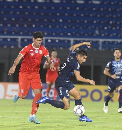 El zaguero guaireño Jordan Santacruz intenta proteger el balón ante el acecho  del delantero Junior Marabel.