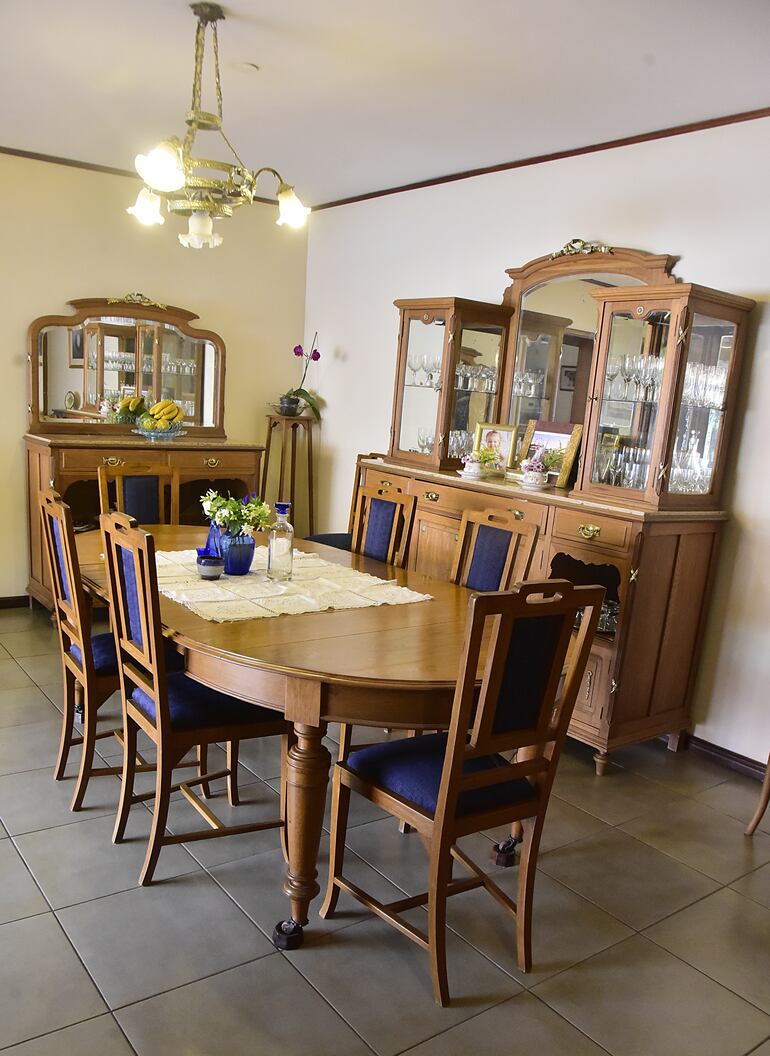 El comedor se adaptó a los 
antiguos muebles de la familia.