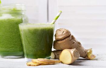 El jugo verde es una fuente concentrada de vitaminas, minerales, antioxidantes y fitoquímicos, y debido a que ya están en forma líquida esos nutrientes son más fáciles de digerir y absorber, además, nos permite consumir más vegetales de una sola vez.