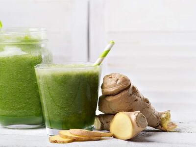El jugo verde es una fuente concentrada de vitaminas, minerales, antioxidantes y fitoquímicos, y debido a que ya están en forma líquida esos nutrientes son más fáciles de digerir y absorber, además, nos permite consumir más vegetales de una sola vez.
