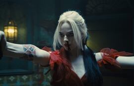 La actriz Margot Robbie en una escena de "El escuadrón suicida", donde interpreta a la supervillana Harley Quinn.